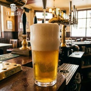  Ly bia tươi Draft Beer vừa được rót từ vòi tại quầy bar với lớp bọt mịn màng