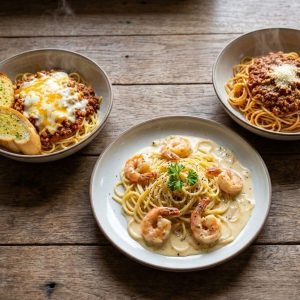 Bò bằm phô mai & bánh mì bơ tỏi/ Mì Ý bò bằm